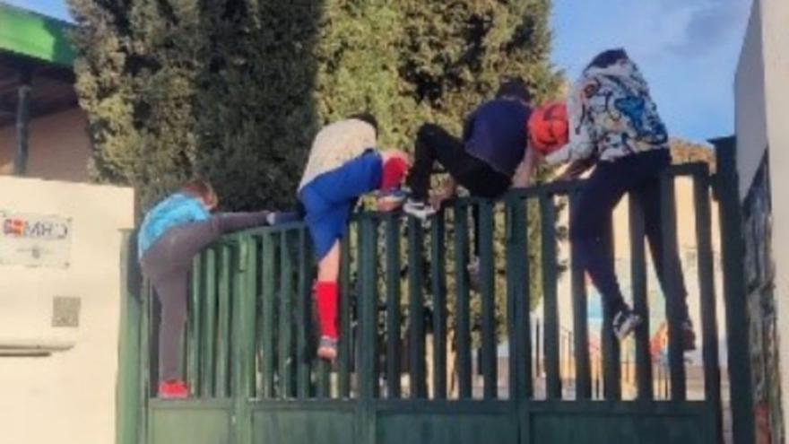Obligados a saltar la valla de un colegio para jugar al fútbol