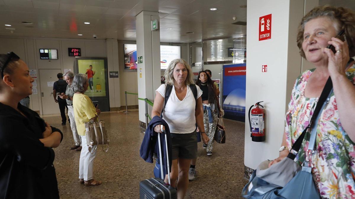 El área de llegadas del Aeropuerto de Asturias.