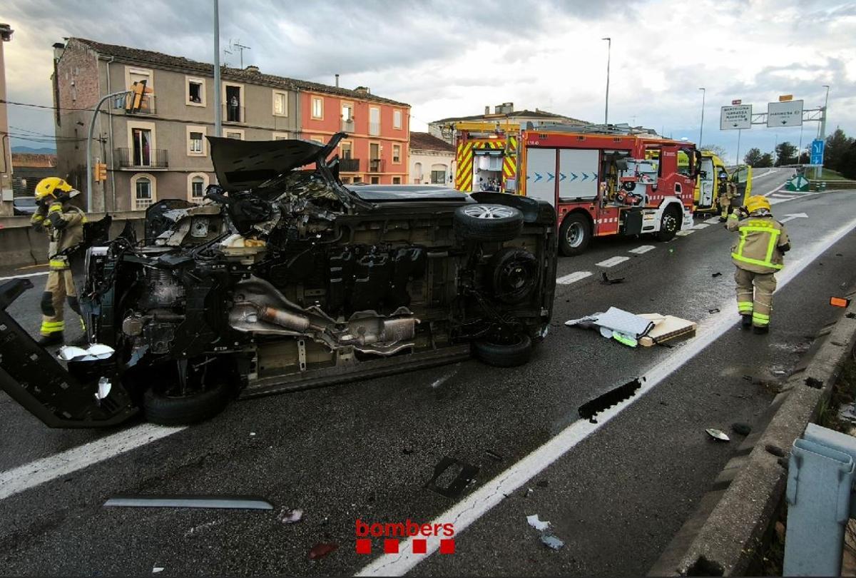El vehicle ha quedat bolcat al mig de la carretera