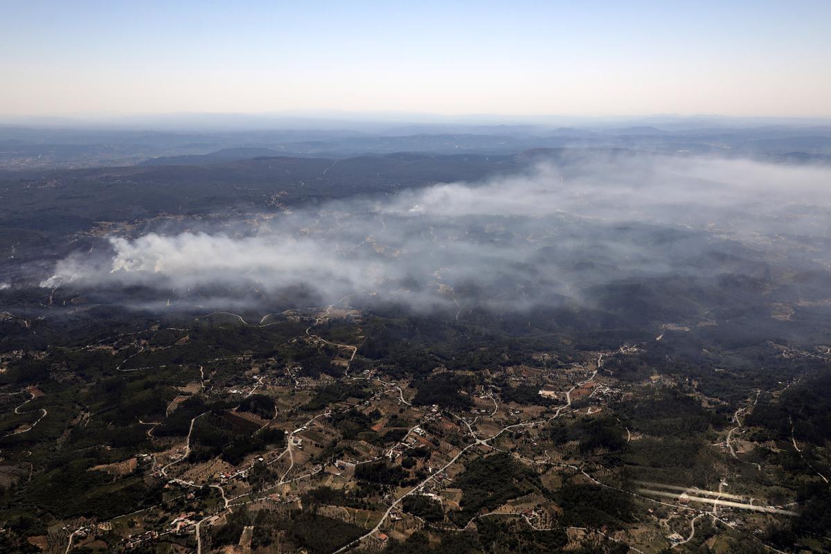 El fuego de Carrazeda De Ansiães (Portugal), visto desde un avión de las fuerzas aéreas portuguesas