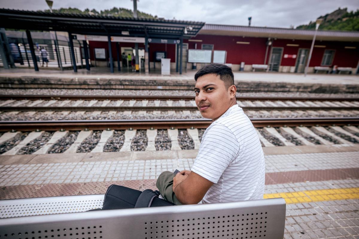 Castellbisbal 20/08/2026 Sociedad. Alexander Díaz,en la estación de Castellbisbal,donde se producen incidencias en la infraestructura. AUTOR: JORDI OTIX