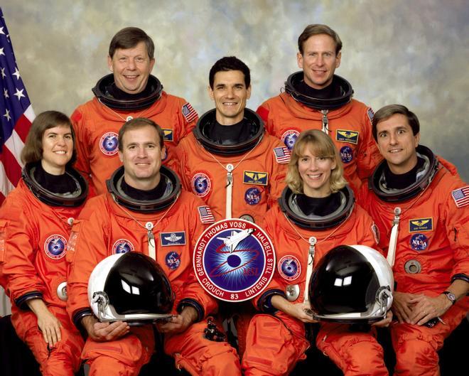 Susan Kilrain, piloto de transbordador espacial y astronauta., con el equipo de la misión Columbus.