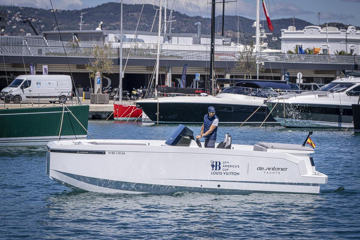 El barco eléctrico de De Antonio Yachts, el E23, que proveerá a la organización de la Copa América de vela, atraca en Marina Vela, donde tiene la sede de la empresa.