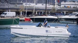El barco eléctrico de De Antonio Yachts, el E23, que proveerá a la organización de la Copa América de vela, atraca en Marina Vela, donde tiene la sede de la empresa.