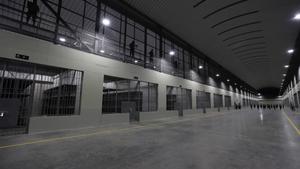 Fotografía del interior del Centro de Confinamiento del Terrorismo (CECOT), la nueva cárcel construida por el Gobierno de El Salvador en Tecoluca.