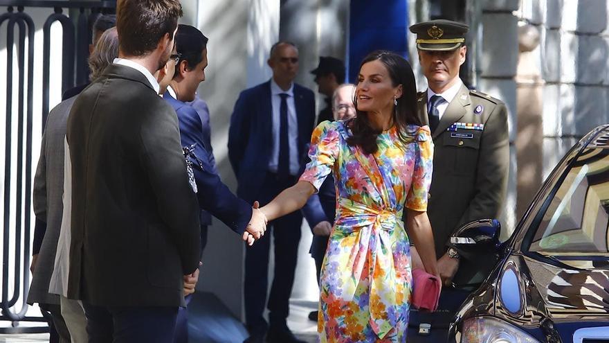 El &#039;look&#039; cordobés de la reina Letizia: estampado floral y pendientes de los joyeros de la ciudad