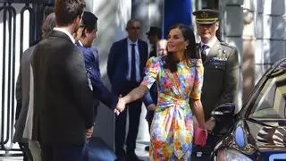 El 'look' cordobés de la reina Letizia: estampado floral y pendientes de los joyeros de la ciudad