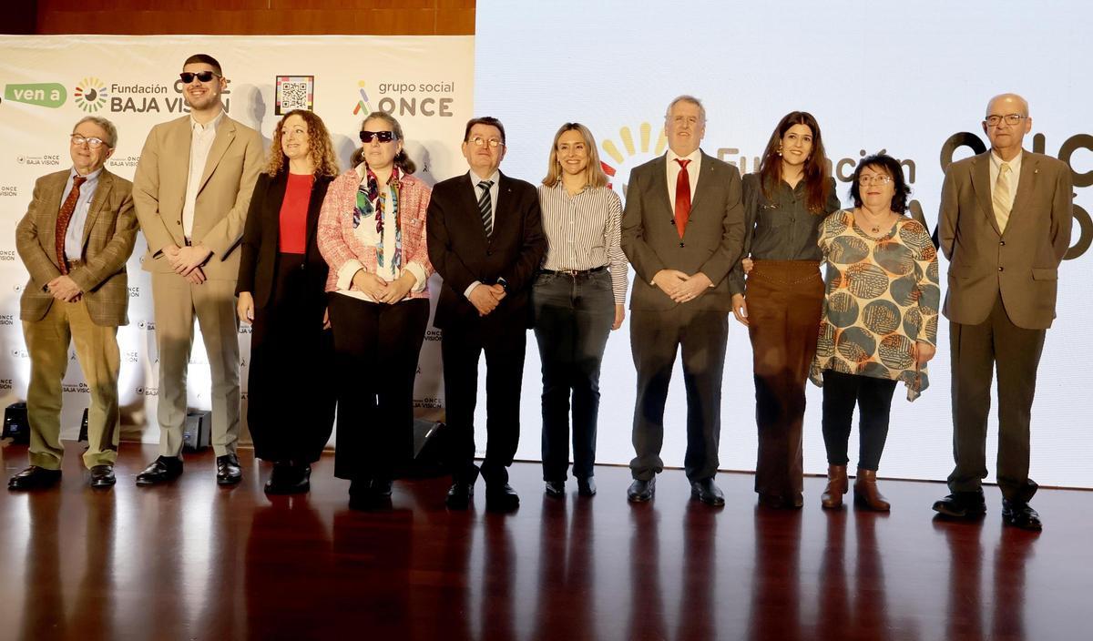 Representantes de ONCE, junto a Chonchita Ruiz y Ascensión Carreño, durante la presentación en Murcia de la Fundación ONCE Baja Visión