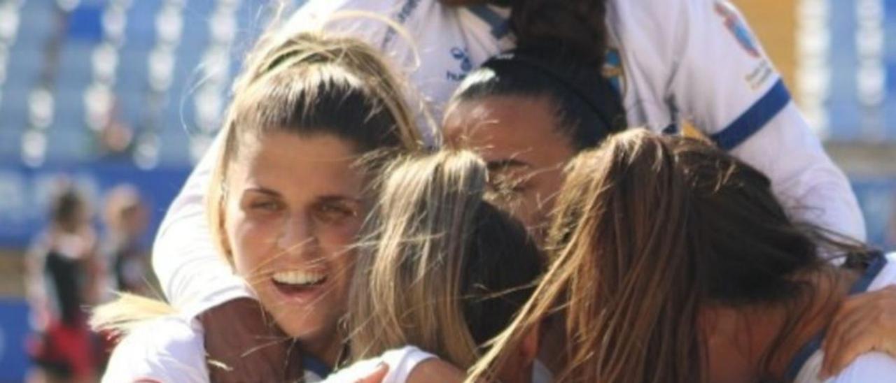 Las jugadoras del Granadilla celebran uno de sus goles al Rayo (3-2).