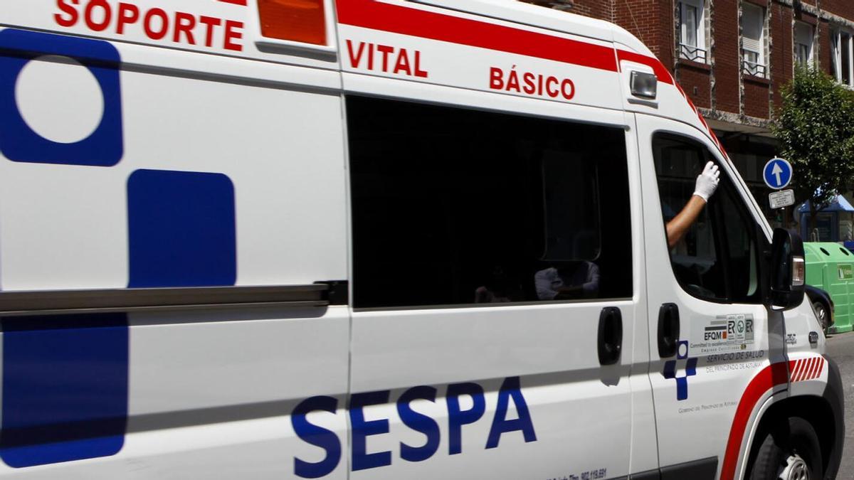 Una Uvi móvil en una calle de Gijón