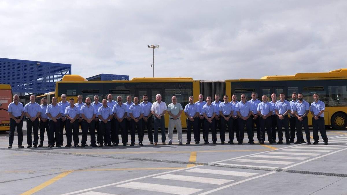 Los 29 nuevos conductores de Guaguas Municipales.