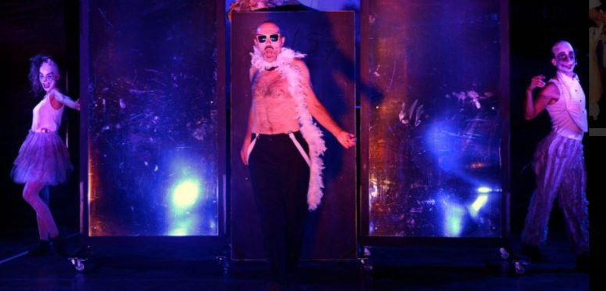 “PSIKE” es un viaje a un lugar interior. Introducirnos en nuestra propia cabeza y observar nuestros impulsos más profundos en forma de un sorprendente cabaret onírico. Markeliñe juega con la noche generando en el espectador una espiral de sensaciones con atmósferas sonoras y visuales de mucho contraste.