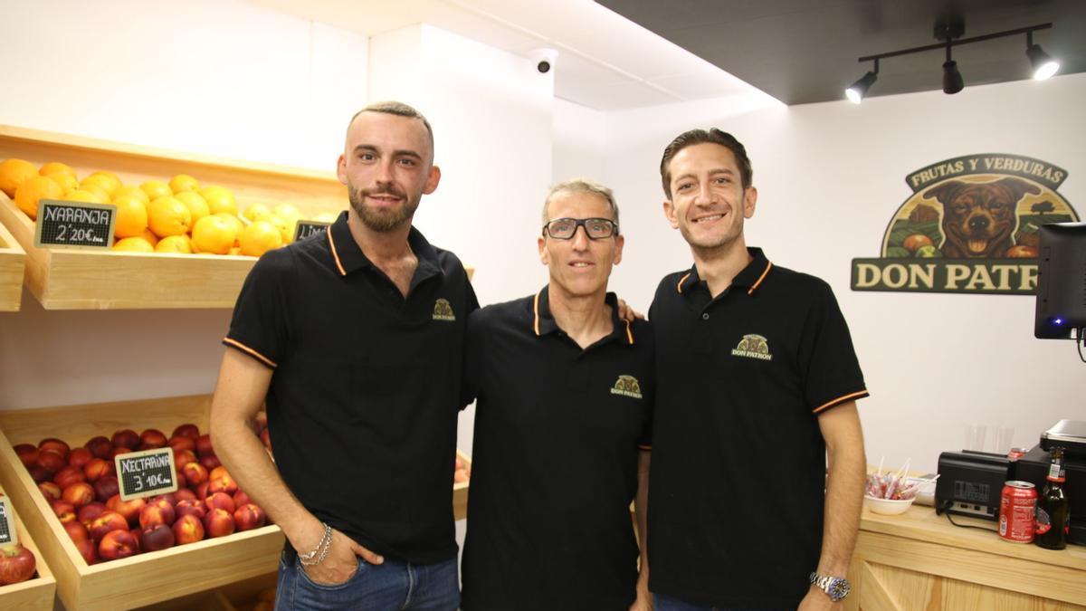 Los socios Xavier Escrivà e Íñigo Rodríguez, junto al franquiciado Joaquín Albert, en la nueva tienda Don Patrón.
