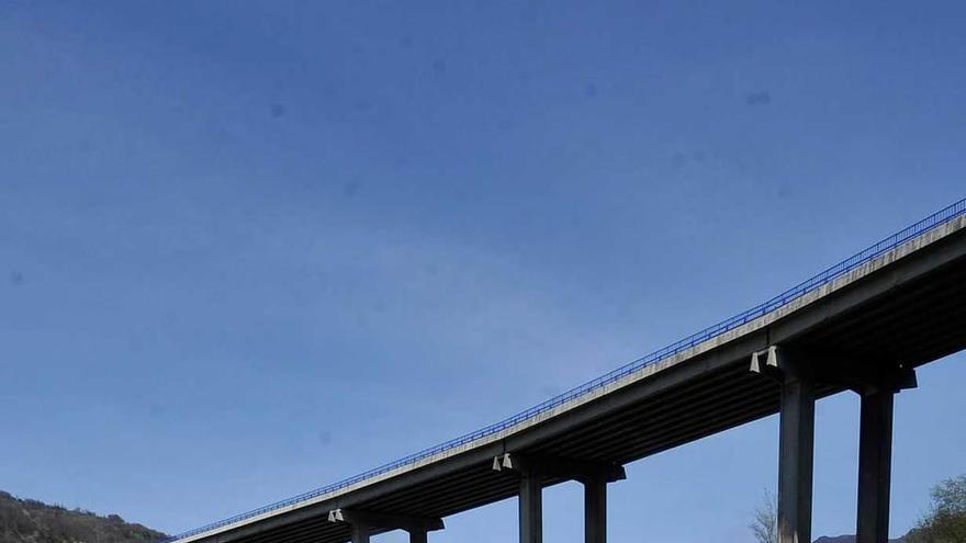 El cementerio de Campomanes, con el viaducto de la autopista al fondo, pasando por encima.