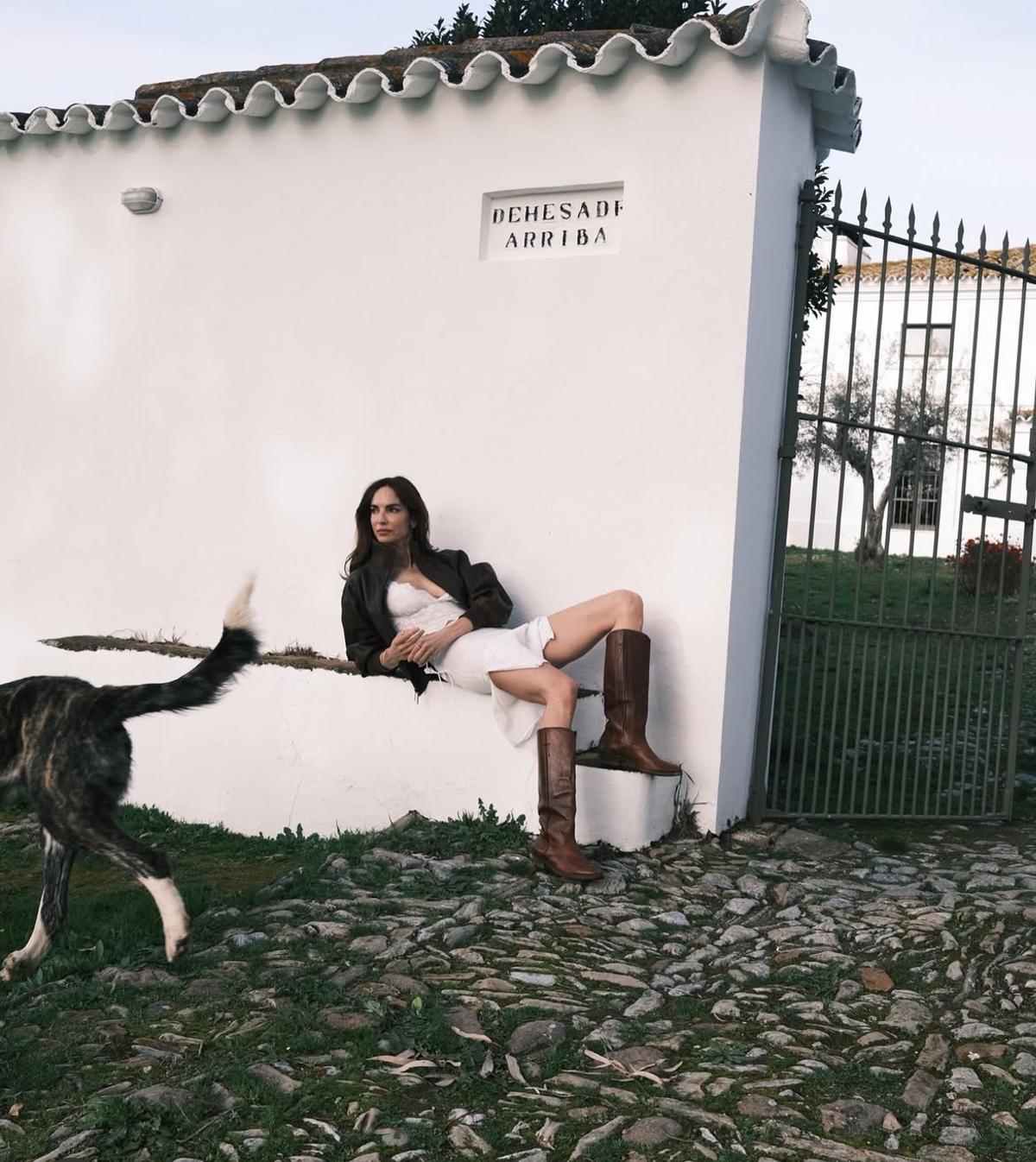 La modelo en su finca.