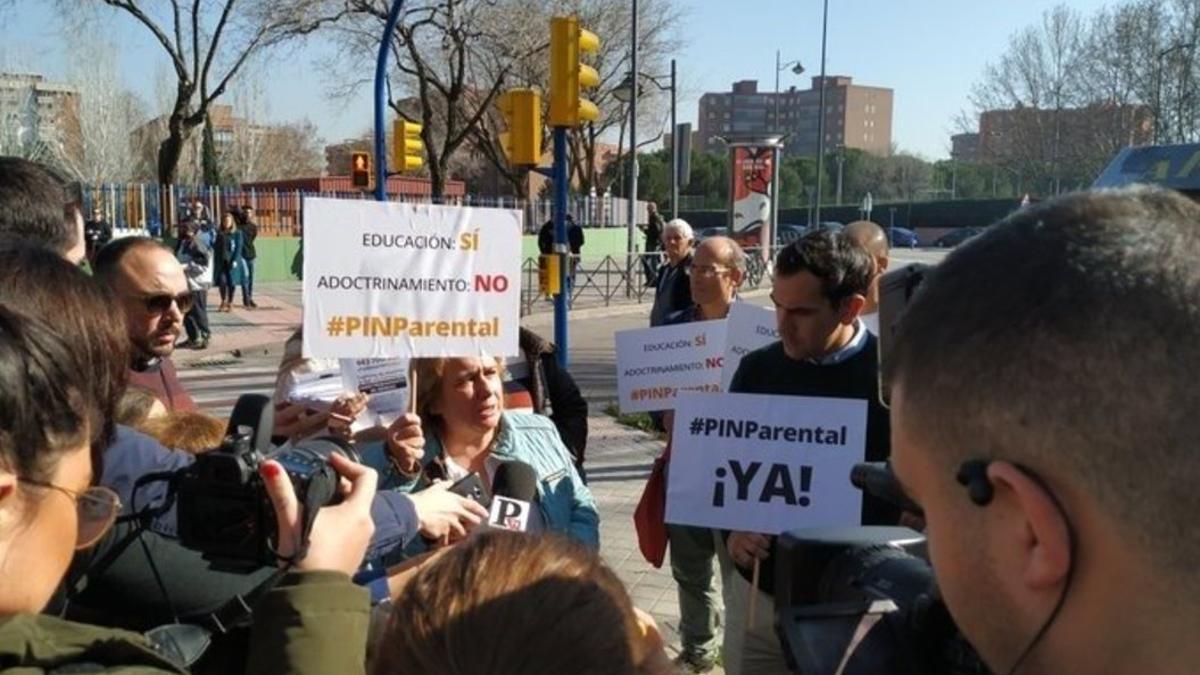 Un acto de Hazte Oír a las puertas de un colegio público en Leganés (Madrid)