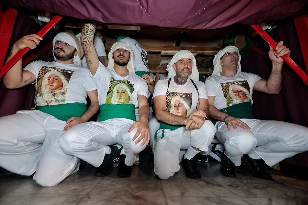Jueves Santo: Procesión de La Macarena y El Cautivo, en Santa Cruz