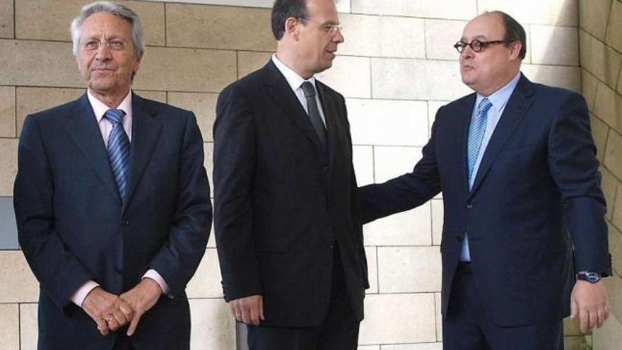 Julio Fernández Gayoso, José Luis Pego y García de Paredes tras la presentación de la fusión de las cajas. / x.á