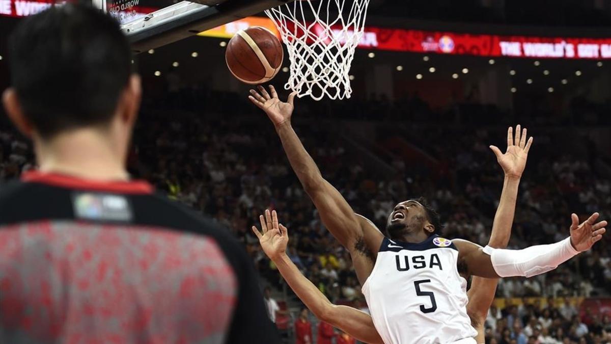 Donovan Mitchell, de Estados Unidos, con el balón durante el partido contra Francia.