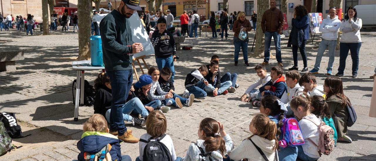 Los más pequeños disfrutaron del taller de rap y poesía en la plaza de Viriato. | Emilio Fraile