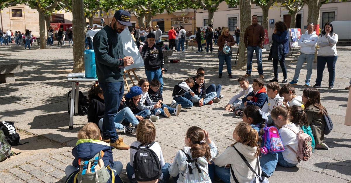 Los más pequeños disfrutaron del taller de rap y poesía en la plaza de Viriato. | Emilio Fraile