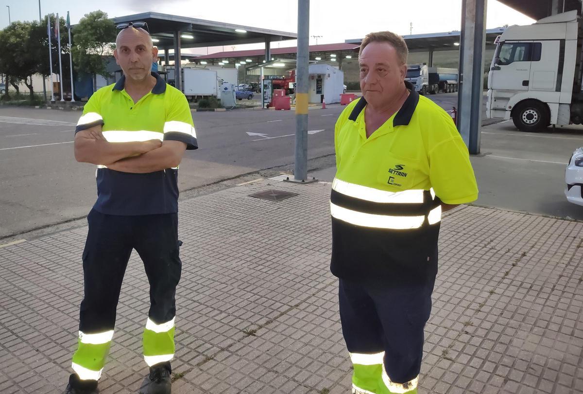 Oscar y Santiago, dos de los trabajadores afectados, ayer, en el centro de Coria.