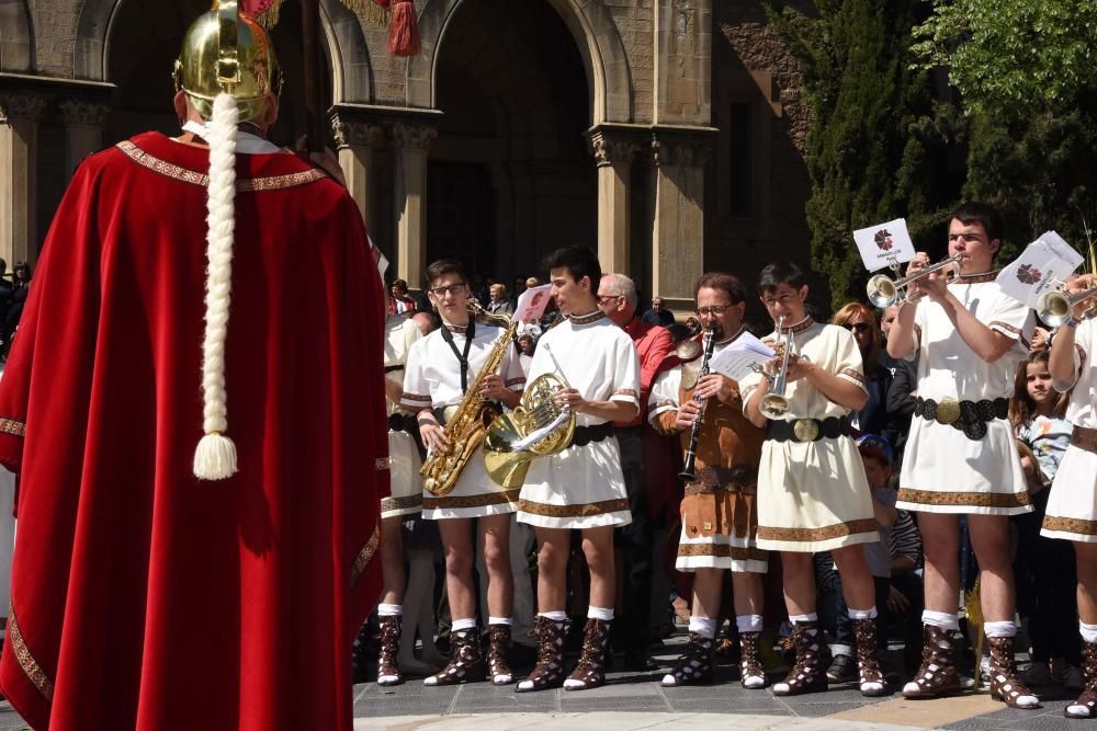 Benedicció de Rams davant l'església de Crist Rei de Manresa i desfilada dels Armats