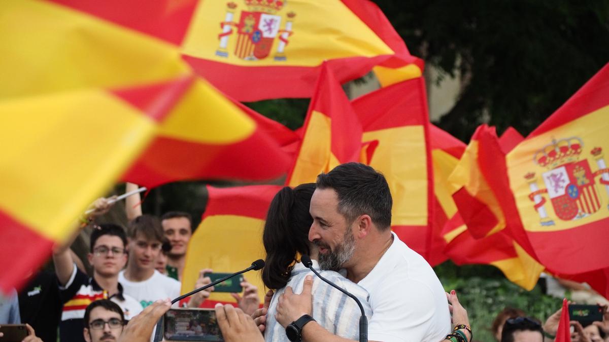 La candidata a la Presidencia de la Junta en las elecciones de 19 de junio, Macarena Olona, junto al presidente de Vox, Santiago Abascal.