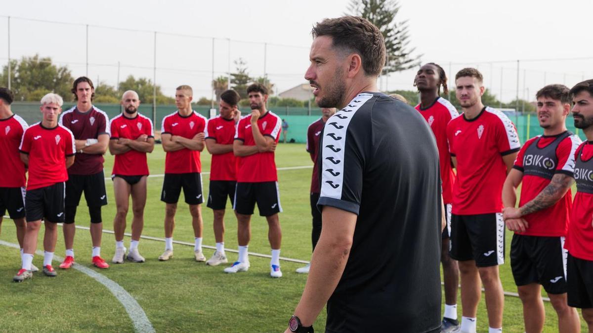 Sergi Guilló da instrucciones a sus jugadores en uno de los primeros entrenamientos de pretemporada