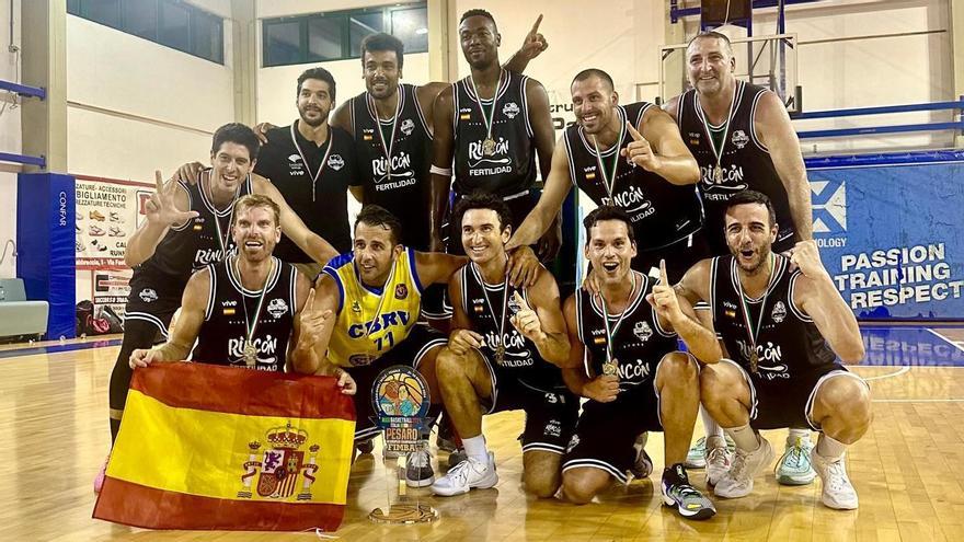El equipo Rincón Fertilidad Basket4Life +35 posa en la cancha italiana con la bandera española.