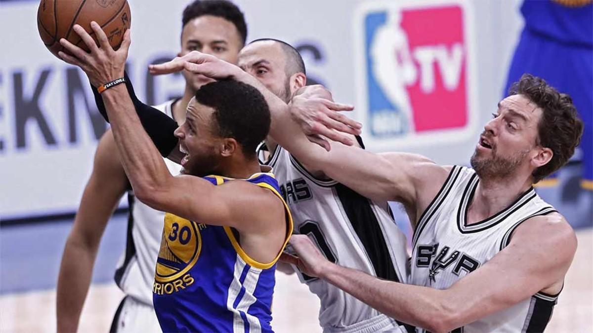 Stephen Curry, en acción ante Pau Gasol y Manu Ginobili