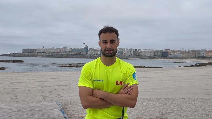 A Coruña iza la bandera azul en Riazor para inaugurar el verano con la vista puesta en las corrientes y las medusas