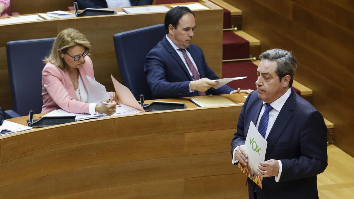 El síndic del grupo parlamentario VOX, José María Llanos, durante una sesión de control, en Les Corts Valencianes.