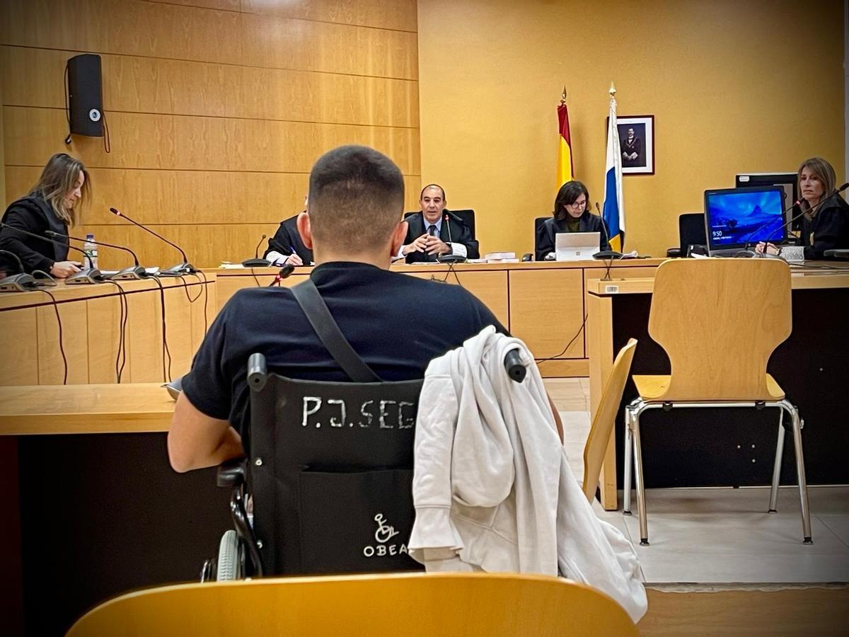 El acusado, que compareció en silla de ruedas por una lesión en su pierna de recha, durante la vista oral celebrada en el palacio de Justicia de Santa Cruz de Tenerife.