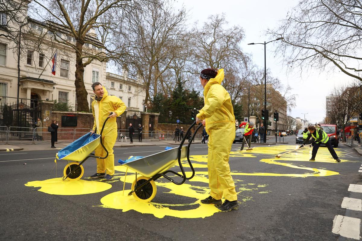 Activistas pintan la bandera de Ucrania frente a la embajada rusa en Londres