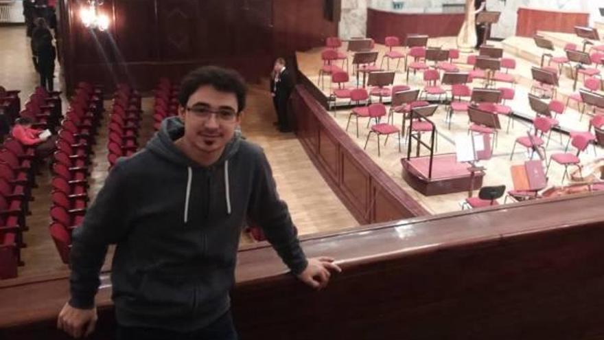 Un joven violinista participa en un concierto en Polonia