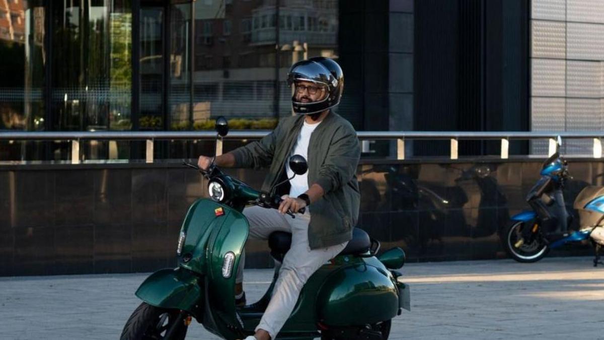 Un hombre se desplaza en una moto eléctrica.