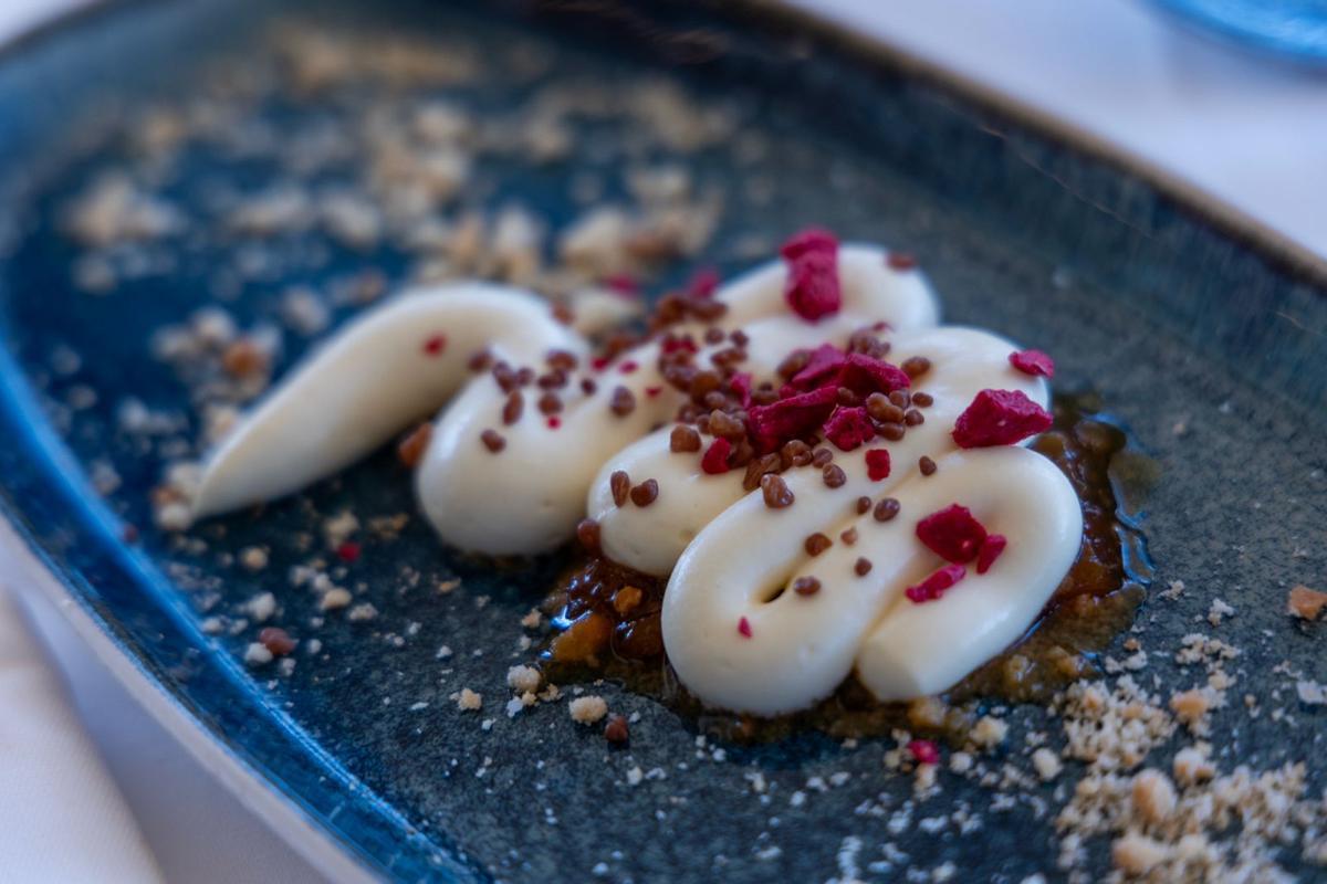 Cremoso de chocolate blanco y vainilla, chutney de nísperos de Callosa y crujientes de frambuesa
