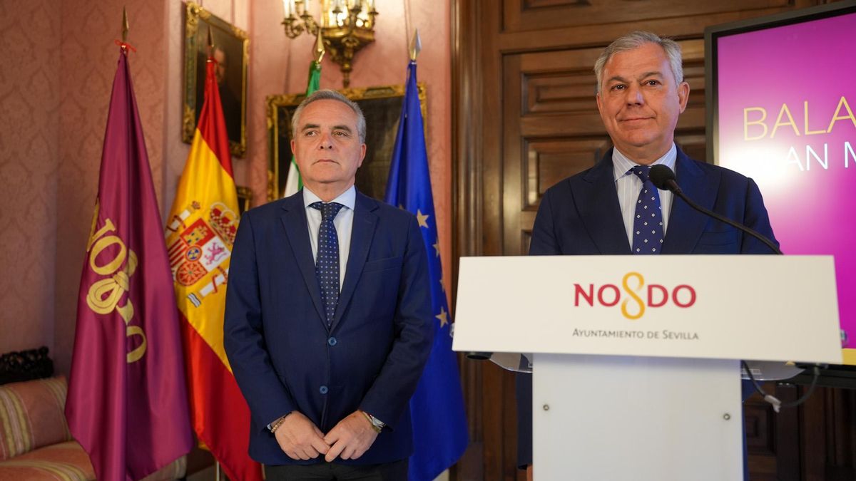 José Luis Sanz, alcalde de Sevilla, junto al portavoz del Ayuntamiento, Juan Bueno, haciendo balance del apagón eléctrico.