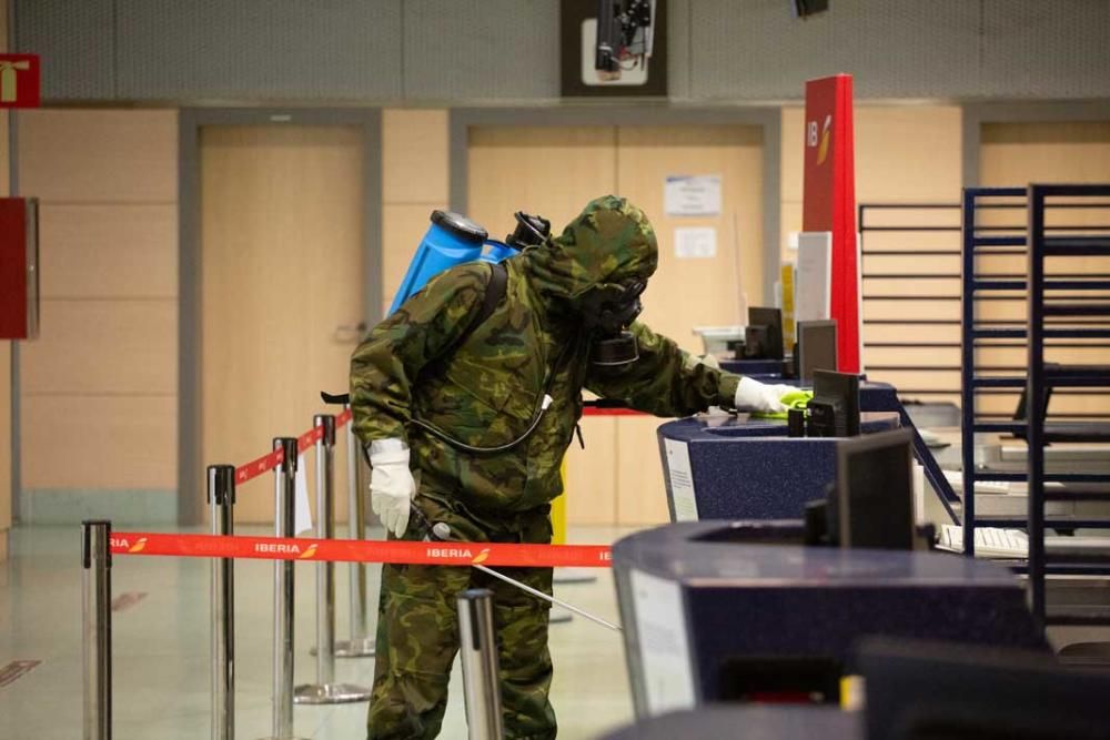 Los militares limpian y desinfectan el aeropuerto de Ibiza