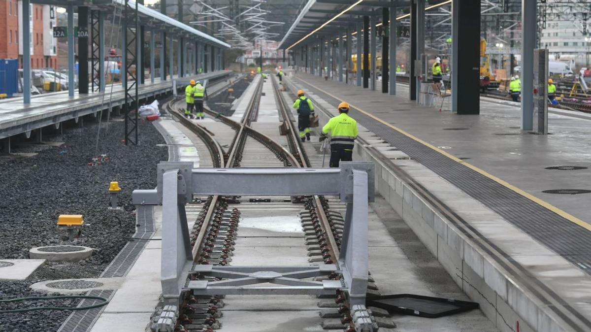 Operarios trabajan en los andenes provisionales de San Cristóbal. | Carlos Pardellas | |@ELOYTP