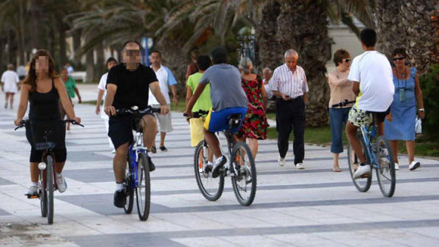 Cuatro bicicletas circulan por la avenida de Niza, en la playa de San Juan.