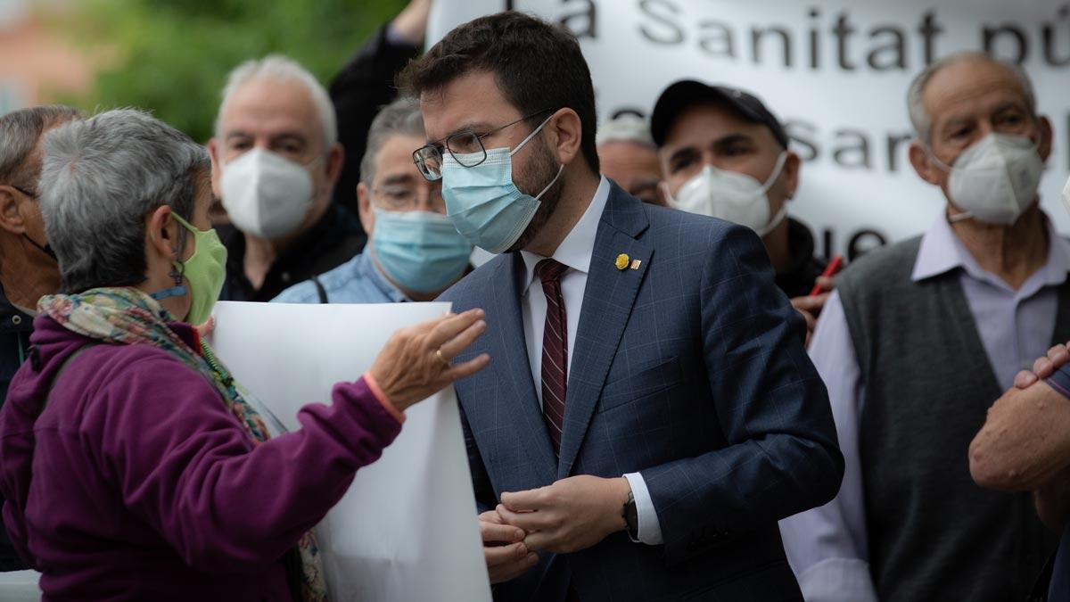 Pere Aragonès durante su visita al Hospital Parc Taulí de Sabadell