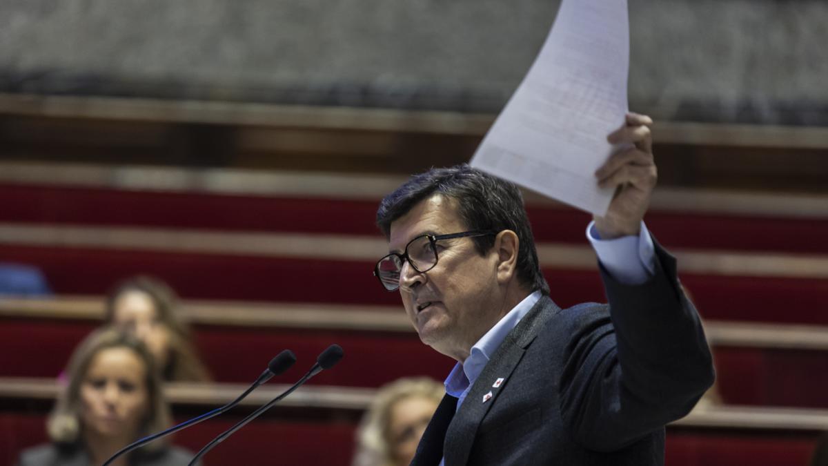 Fernando Giner interviene en uno de los plenos del Ayuntamiento de València.