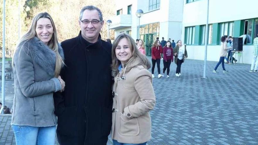 El equipo directivo del centro en la celebración del día de la Paz.// FdV