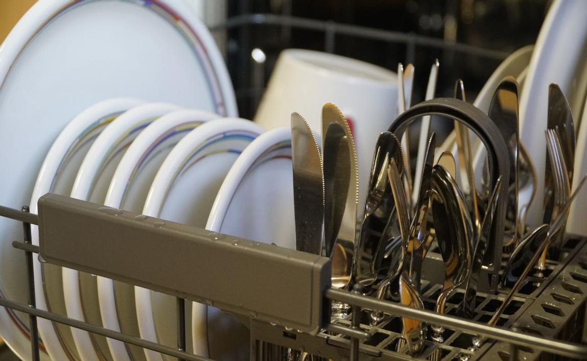 ¡Increíble pero cierto! El papel de aluminio transforma tu lavavajillas en una máquina de brillo.