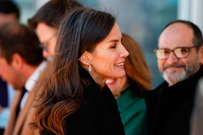 Detalle de los pendientes de oro blanco y diamantes de la reina Letizia