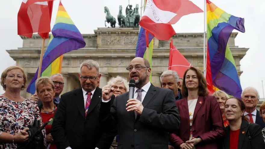 El candidato socialdemócrata a la cancillería, Martin Schulz, celebra en Berlín la aprobación del matrimonio gay.