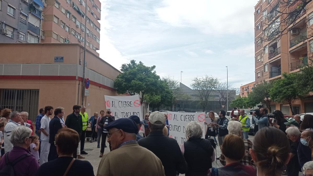 La Fuensanta protesta contra el cierre de su centro de salud: “Están ...