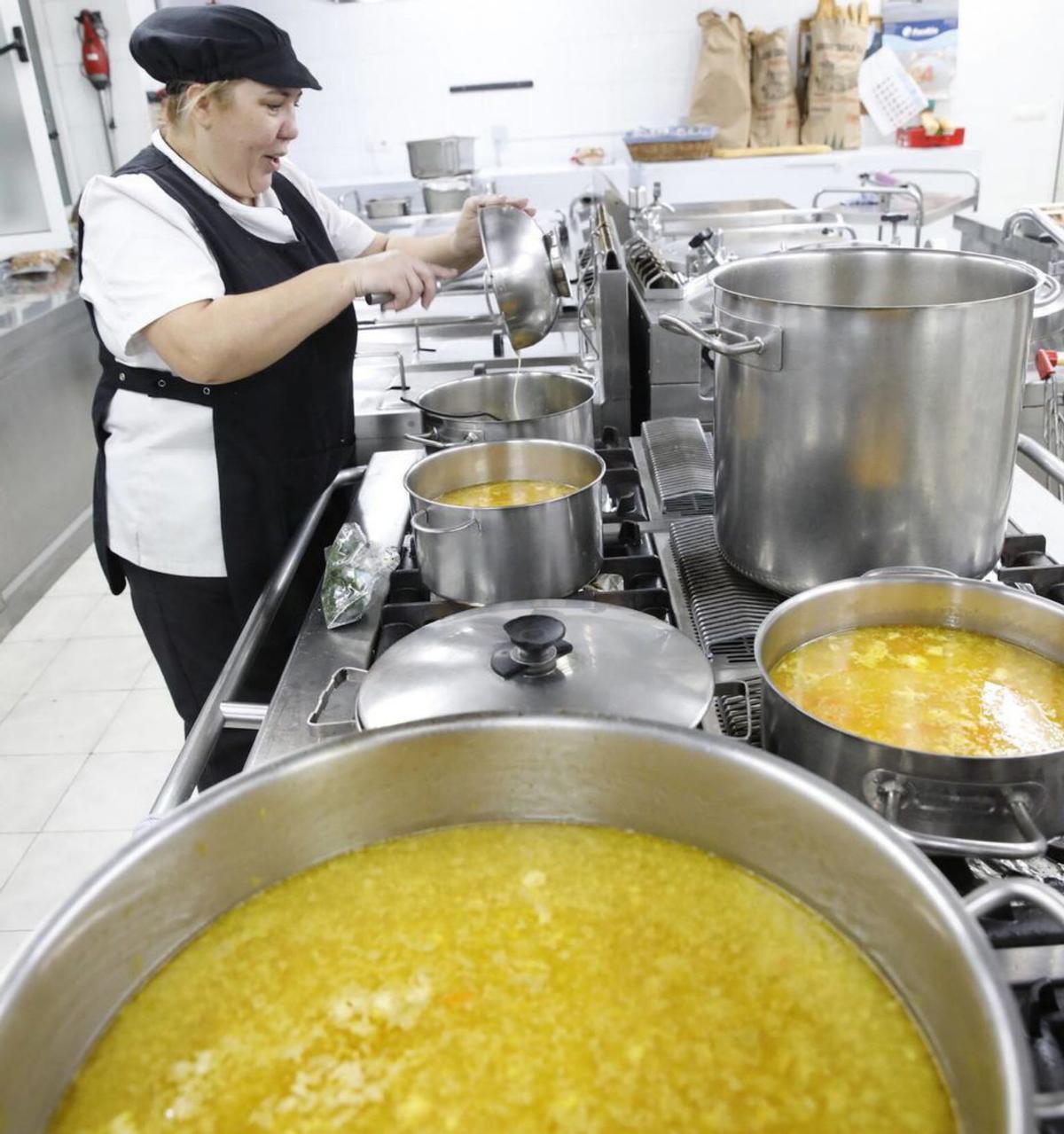 La cocinera Esther Garrido, ultimando el menú. | Ángel González